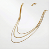 Zlatý vícevrstvý náhrdelník s průhlednou strukturou